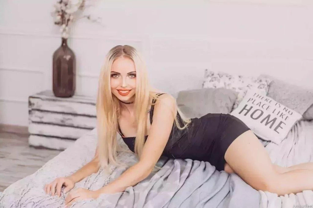 Yuliia, 25